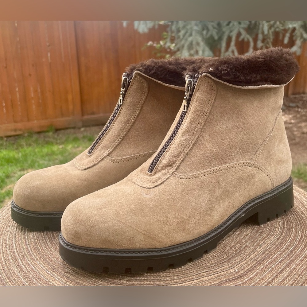 NWOB La Canadienne Waterproof Tan Suede Leather Front Zip Ankle Boots.  Size 7.5